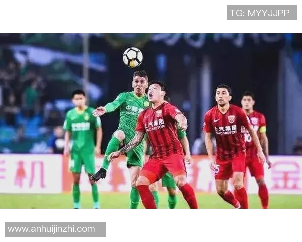 上海上港迎战北京中赫国安争夺中超联赛关键三分的精彩对决